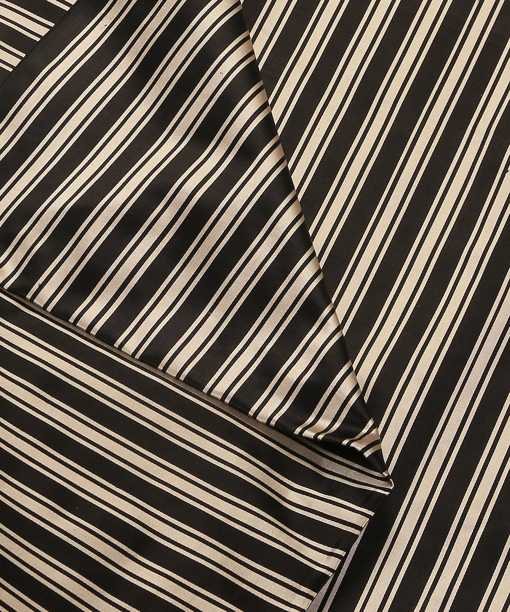 Handloom_Black_And_White_Pure_Satin_Silk_Striped_Banarasi_Fabric_WeaverStory_04