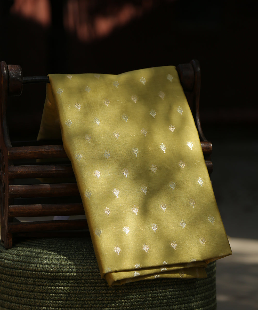 Pastel_Lime_Green_Handloom_Pure_Moonga_Silk_Banarasi_Fabric_With_Cutwork_Golden_Booti_WeaverStory_01