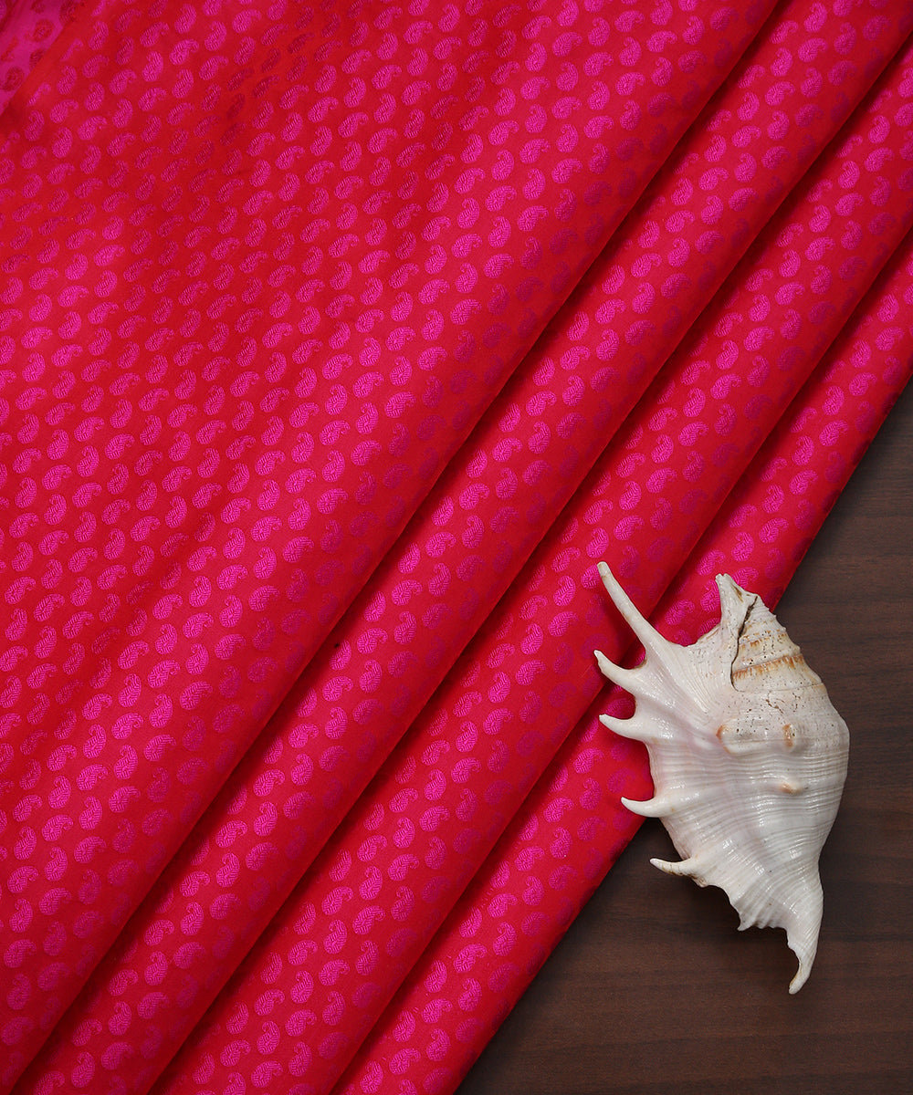 Handloom_Red_and_Rani_Pink_Pure_Katan_Silk_Banarasi_Fabric_With_Tanchoi_Paisleys_Motifs_WeaverStory_01