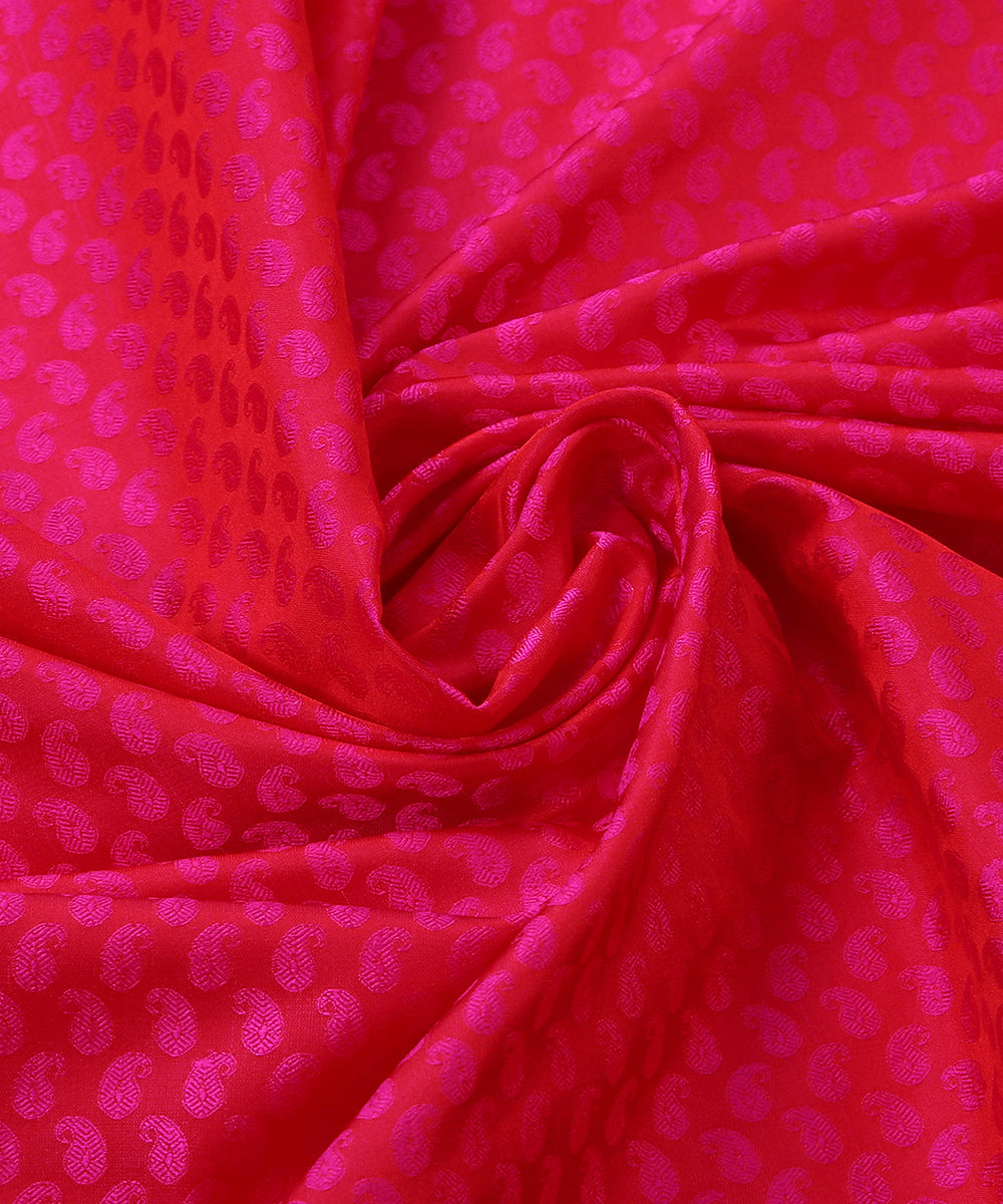 Handloom_Red_and_Rani_Pink_Pure_Katan_Silk_Banarasi_Fabric_With_Tanchoi_Paisleys_Motifs_WeaverStory_05