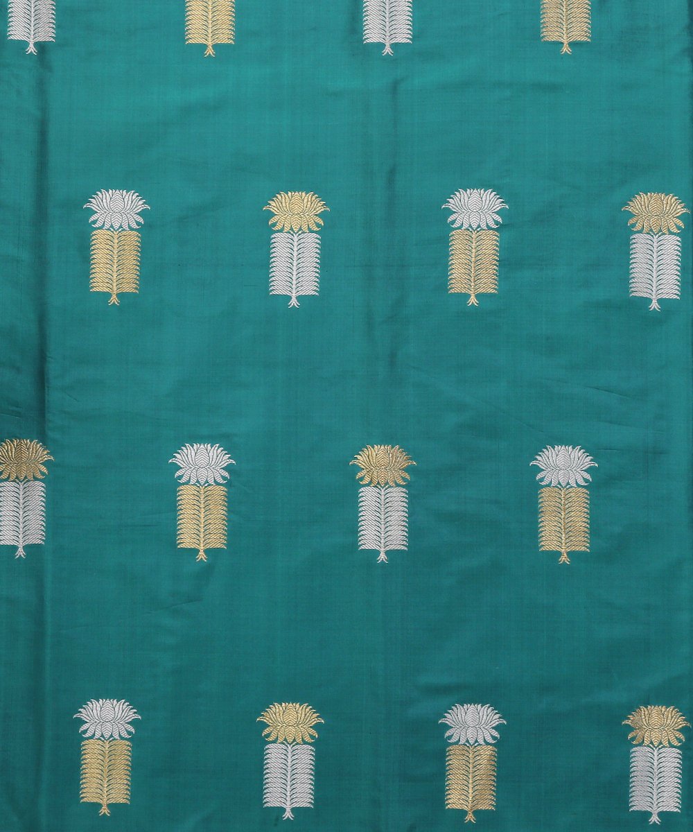 Green_Handloom_Dual_Tone_Silver_and_Gold_Booti_Banarasi_Fabric_WeaverStory_02