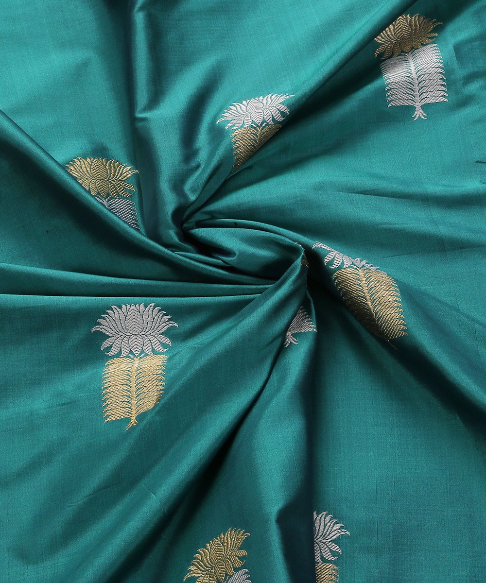 Green_Handloom_Dual_Tone_Silver_and_Gold_Booti_Banarasi_Fabric_WeaverStory_05
