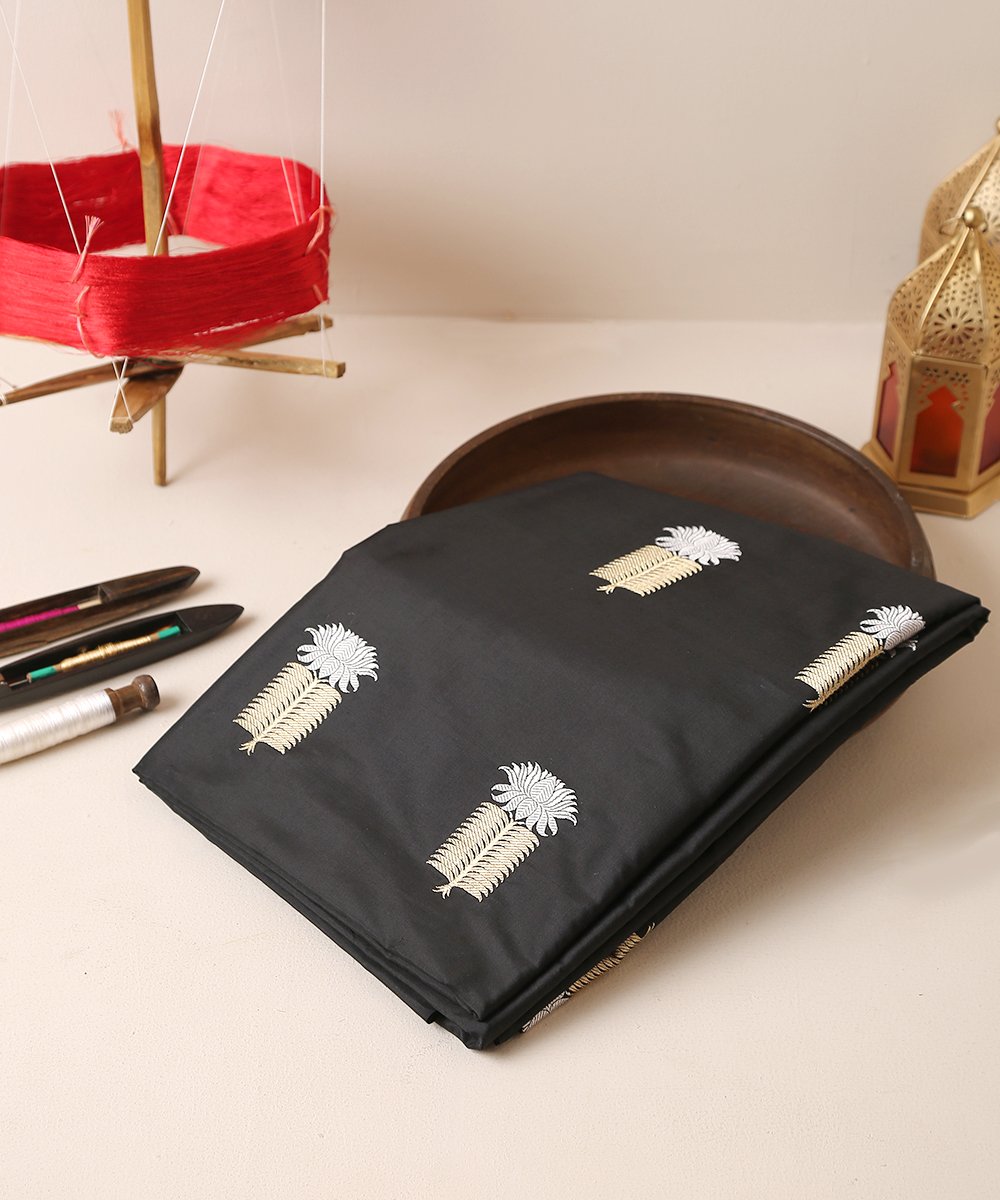 Black_Handloom_Dual_Tone_Silver_and_Gold_Booti_Banarasi_Fabric_WeaverStory_01