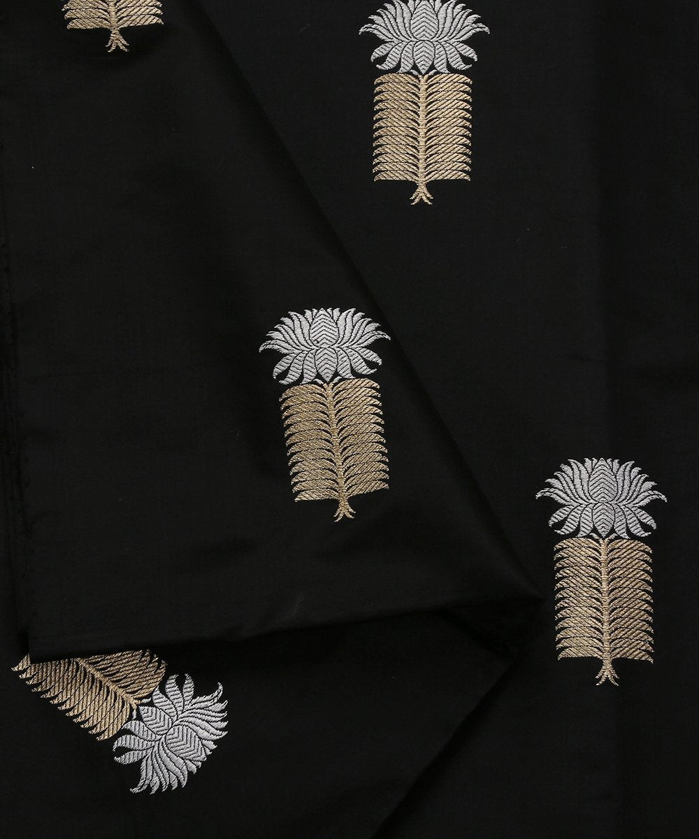 Black_Handloom_Dual_Tone_Silver_and_Gold_Booti_Banarasi_Fabric_WeaverStory_04
