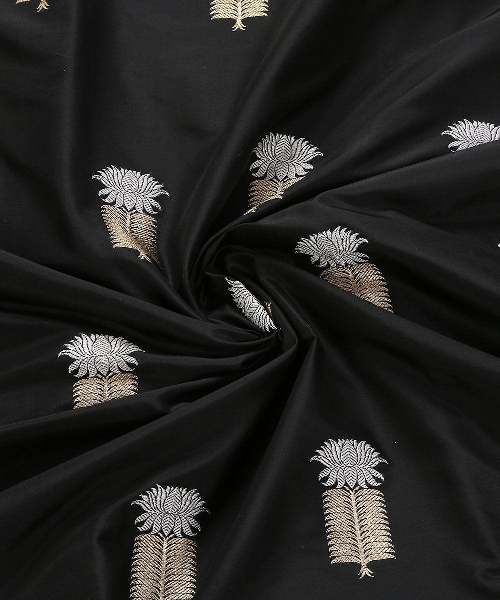 Black_Handloom_Dual_Tone_Silver_and_Gold_Booti_Banarasi_Fabric_WeaverStory_05