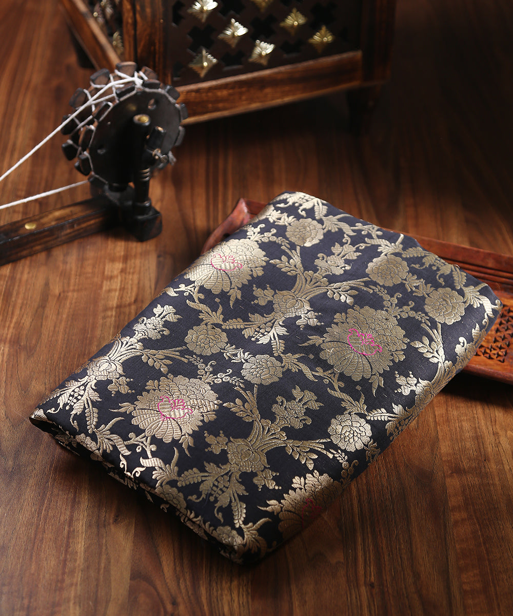 Handloom_Black_Pure_Katan_Silk_Odhna_Jangla_Banarasi_Fabric_WeaverStory_01