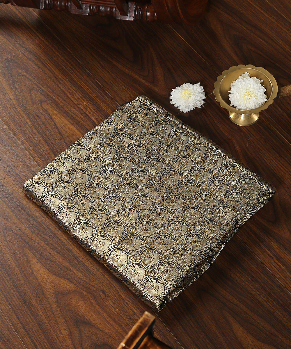 Black_And_Gold_Handloom_Pure_Katan_Silk_Kadhwa_Banarasi_Brocade_Fabric_With_Peacock_Motifs_WeaverStory_01