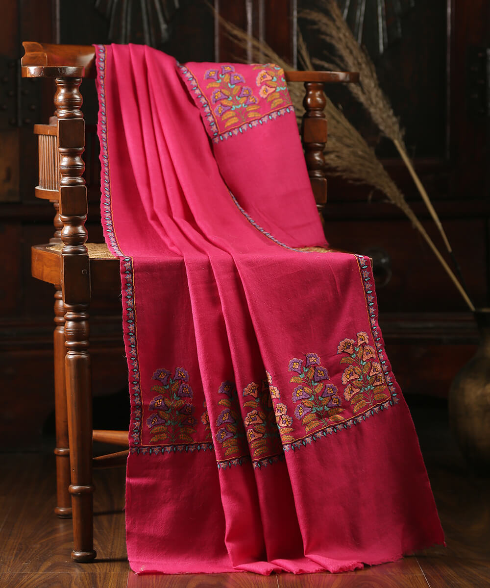 Fuschia_Handwoven_Pure_Pashmina_Shawl_with_Floral_Bunches_on_the_Pallu_WeaverStory_01