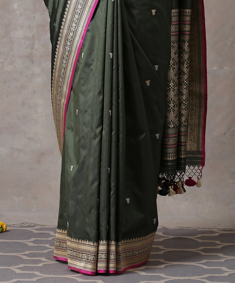 Green_Handloom_Pure_Katan_Silk_Banarasi_Saree_With_Kadhwa_Booti_and_Gold_Border_WeaverStory_04