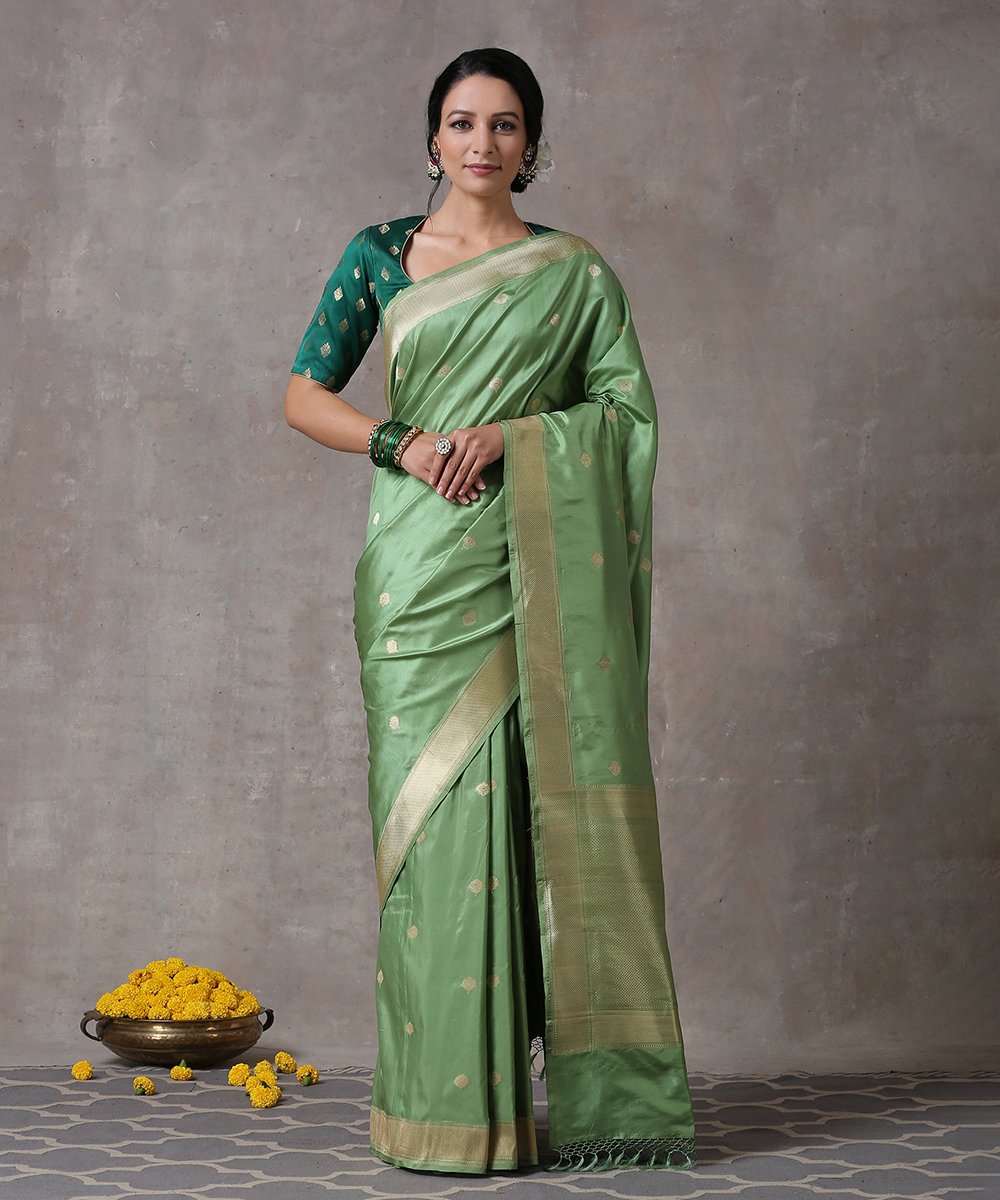 Green_Handloom_Pure_Katan_Silk_Banarasi_Saree_With_Plain_Gold_Border_WeaverStory_01