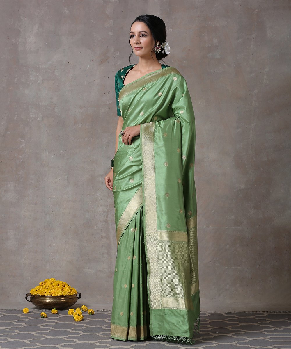 Green_Handloom_Pure_Katan_Silk_Banarasi_Saree_With_Plain_Gold_Border_WeaverStory_02
