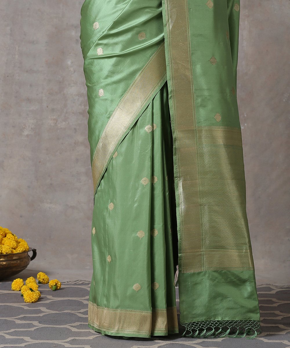 Green_Handloom_Pure_Katan_Silk_Banarasi_Saree_With_Plain_Gold_Border_WeaverStory_04