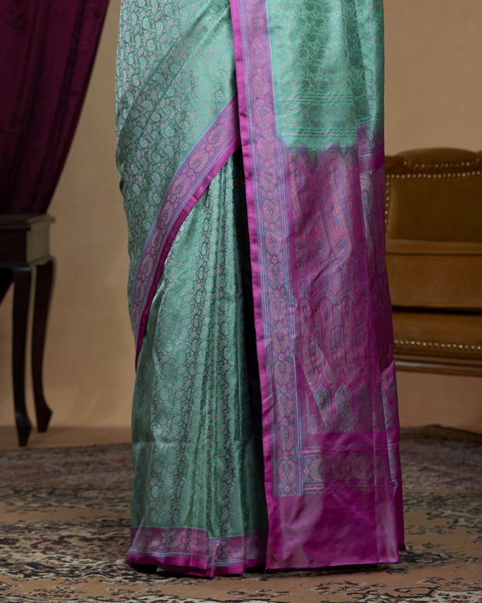 Green_Handloom_Reshmi_Pure_Katan_Silk_Tanchoi_Banarasi_Saree_With_Pink_Border_WeaverStory_04