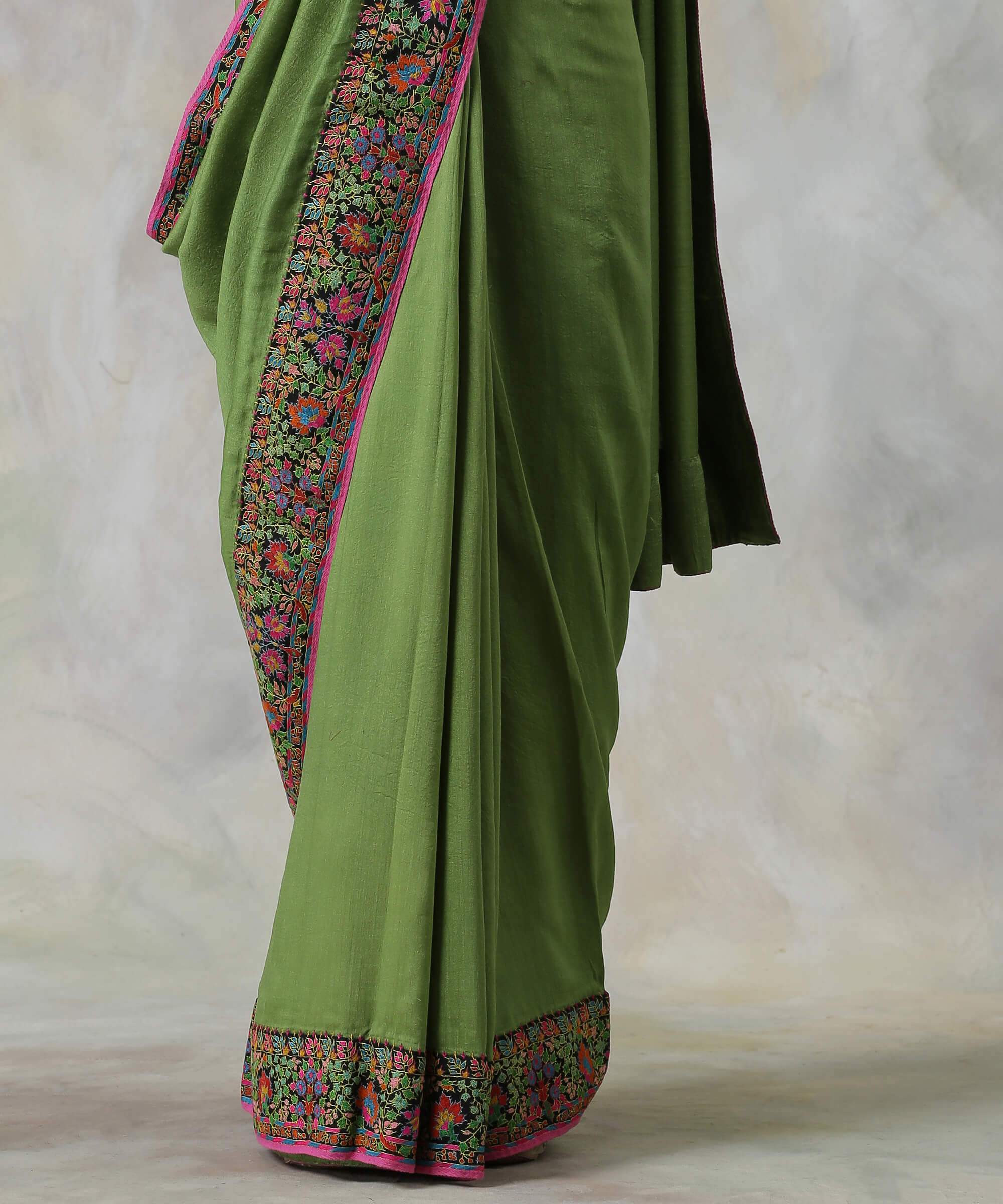 Henna_Green_Pure_Moonga_Silk_Saree_with_Hand_Appliqued_Sozni_Needle_Work_Border_WeaverStory_04