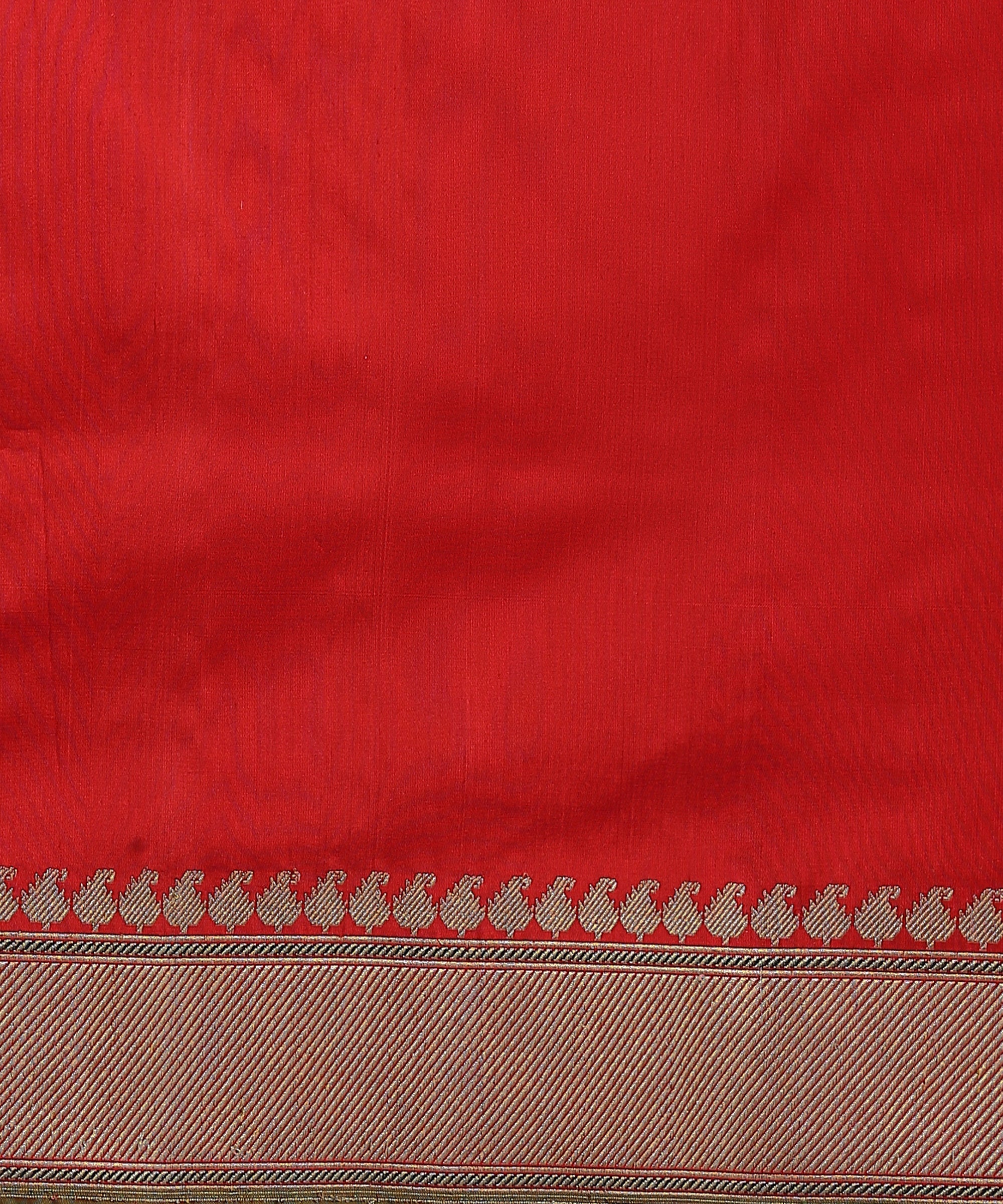 Handloom_Bridal_Red_Kadhwa_Booti_Banarasi_Saree_WeaverStory_05