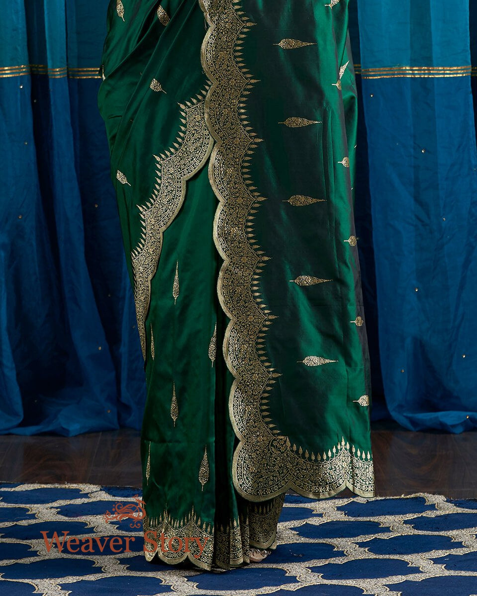 Handloom_Green_Scalloped_Border_Banarasi_Silk_Saree_with_a_Maroon_Blouse_WeaverStory_04