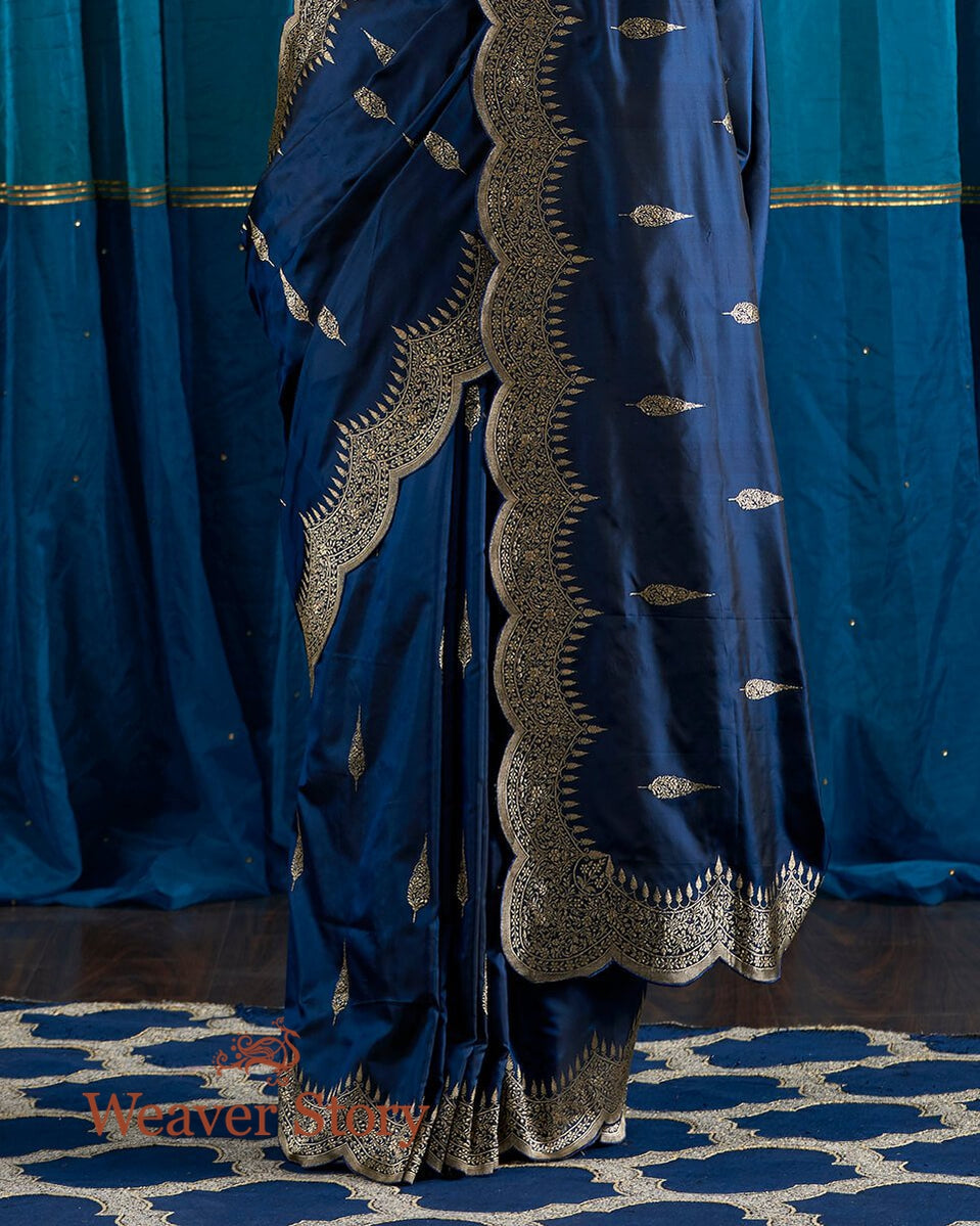 Handloom_Navy_Blue_Scalloped_Border_Banarasi_Silk_Saree_with_a_Red_Blouse_WeaverStory_04