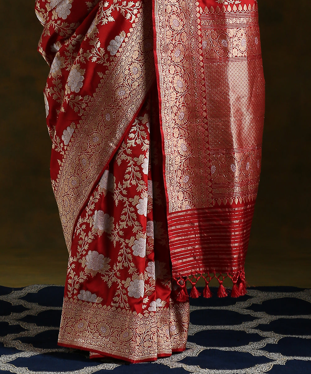 Red_Banarasi_Pure_Katan_Silk_Angoor_Jaal_Saree_WeaverStory_04