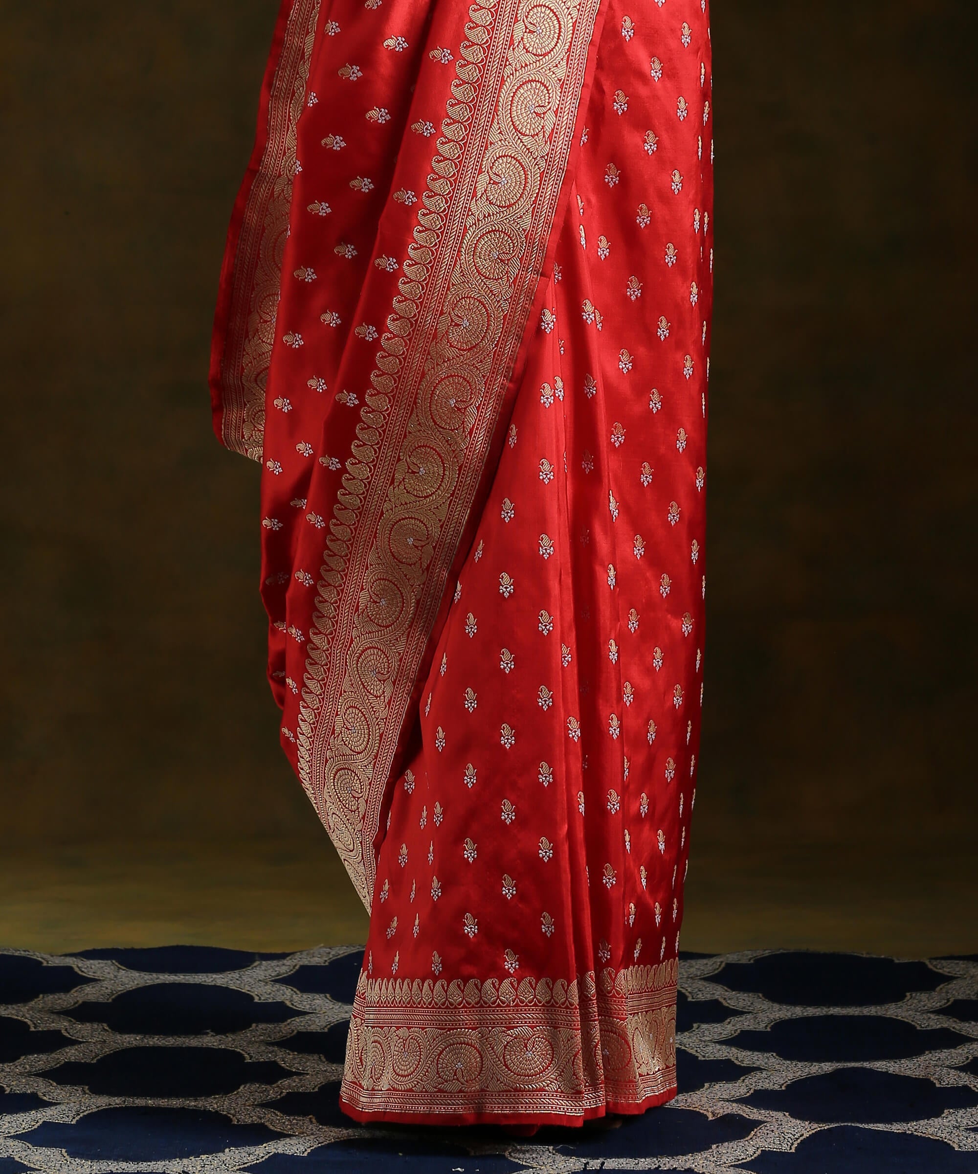 Handloom_Red_Banarasi_Saree_with_Traditional_Jhumki_Booti_in_Kadhwa_Weave_WeaverStory_04