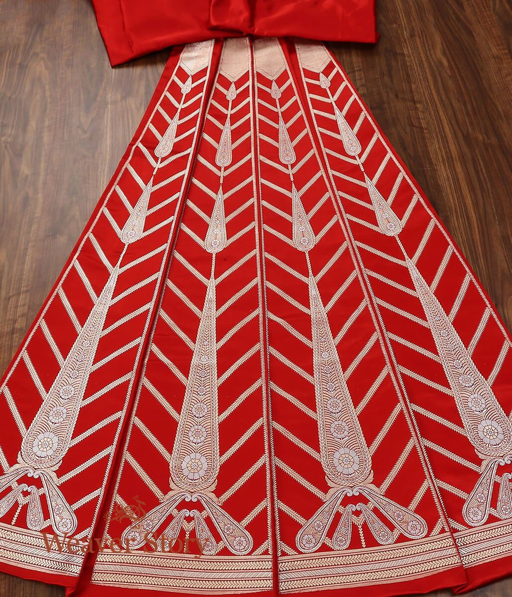 Handloom_Red_Pure_Satik_Silk_Kadhwa_Banarasi_Lehenga_WeaverStory_02