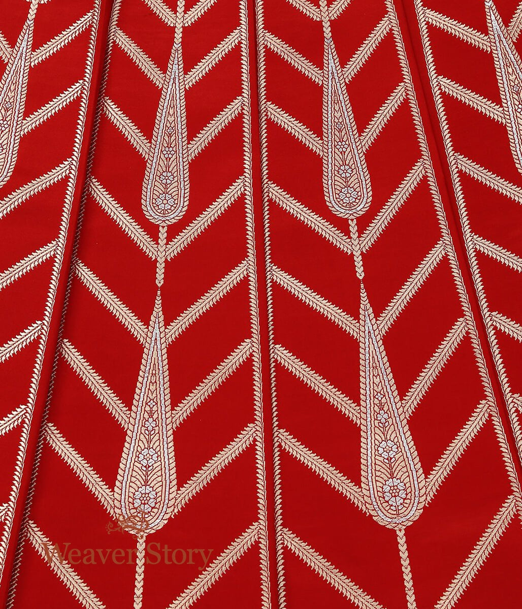 Handloom_Red_Pure_Satik_Silk_Kadhwa_Banarasi_Lehenga_WeaverStory_04