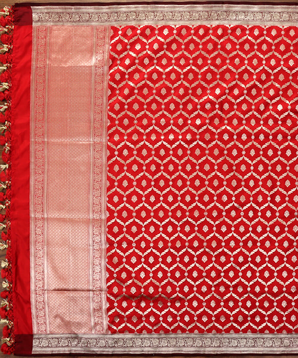 Handloom_Red_Banarasi_Pure_Katan_Silk_Dupatta_with_Maroon_Border_WeaverStory_02