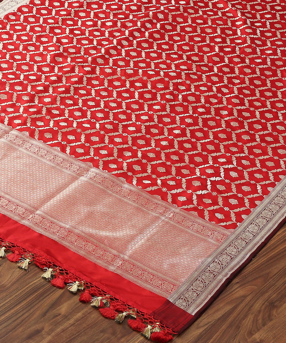 Handloom_Red_Banarasi_Pure_Katan_Silk_Dupatta_with_Maroon_Border_WeaverStory_03