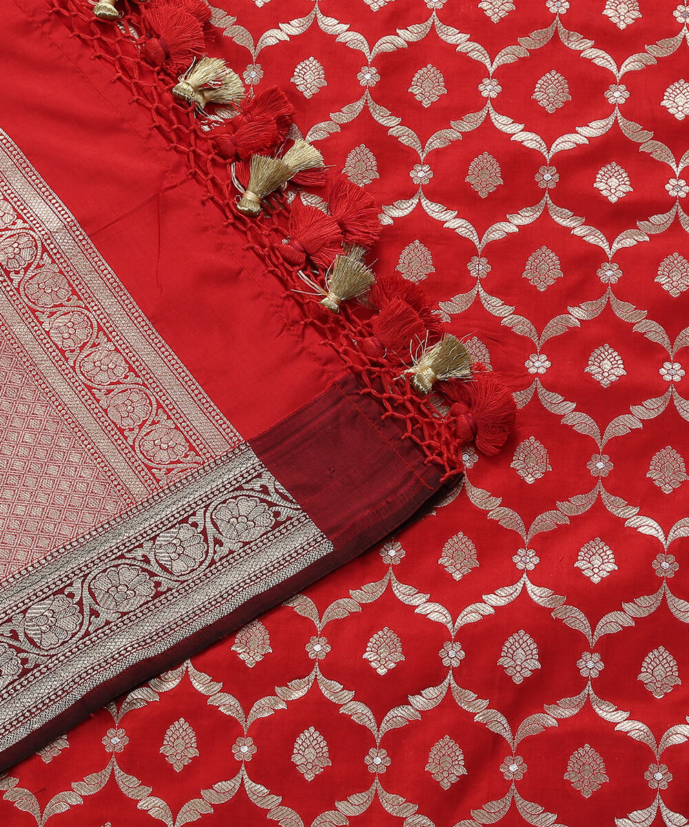 Handloom_Red_Banarasi_Pure_Katan_Silk_Dupatta_with_Maroon_Border_WeaverStory_04