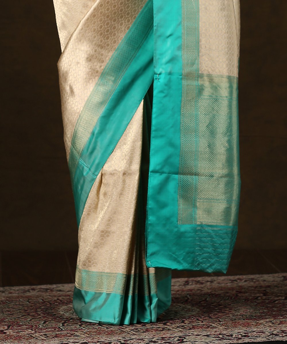 Handloom_Offwhite_and_Gold_Zari_Brocade_Banarasi_Saree_With_Aqua_Satin_Silk_Border_WeaverStory_04
