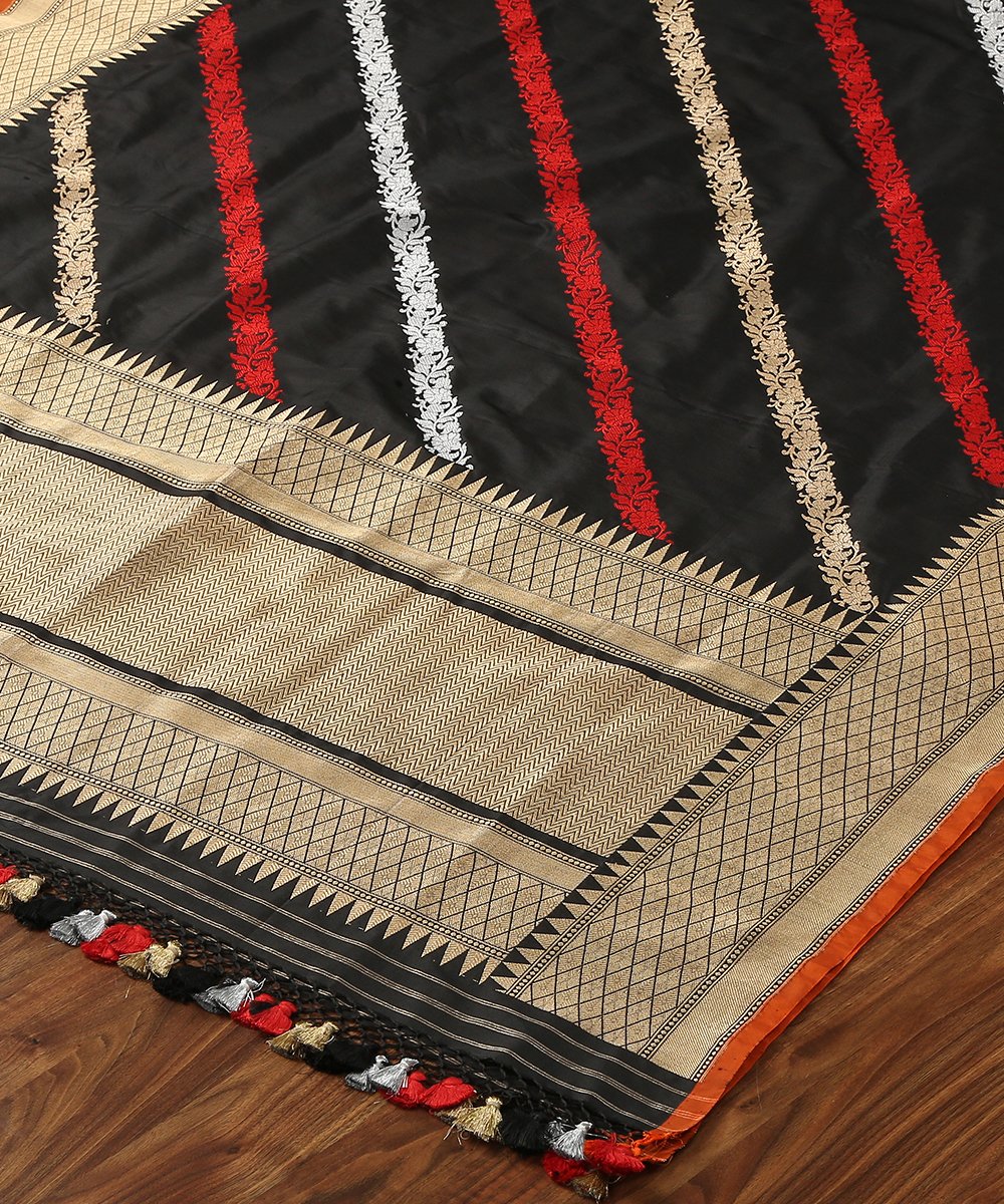 Handloom_Black_Banarasi_Pure_Katan_Silk_Dupatta_with_Aada_Bel_WeaverStory_03