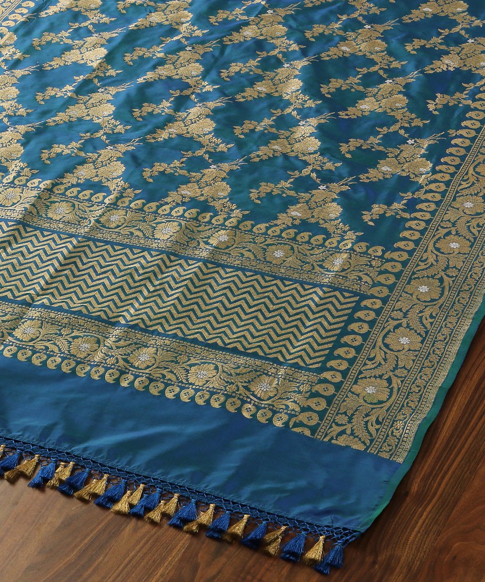 Handloom_Blue_and_Green_Dual_Tone_Pure_Katan_Silk_Kadhwa_Jangla_Banarasi_Dupatta_WeaverStory_04