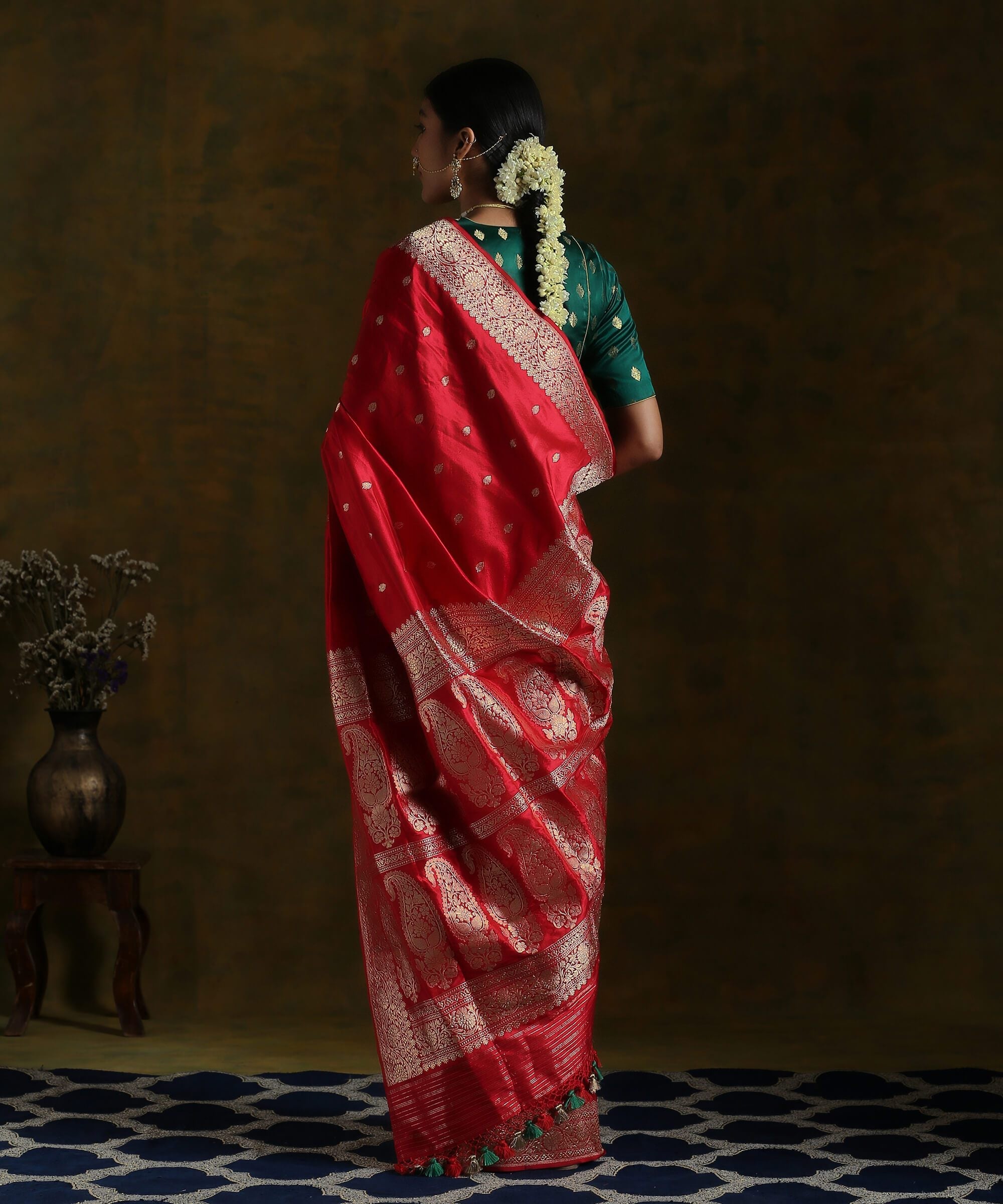 Handloom_Bridal_Red_Kadhwa_Booti_Banarasi_Saree_WeaverStory_03
