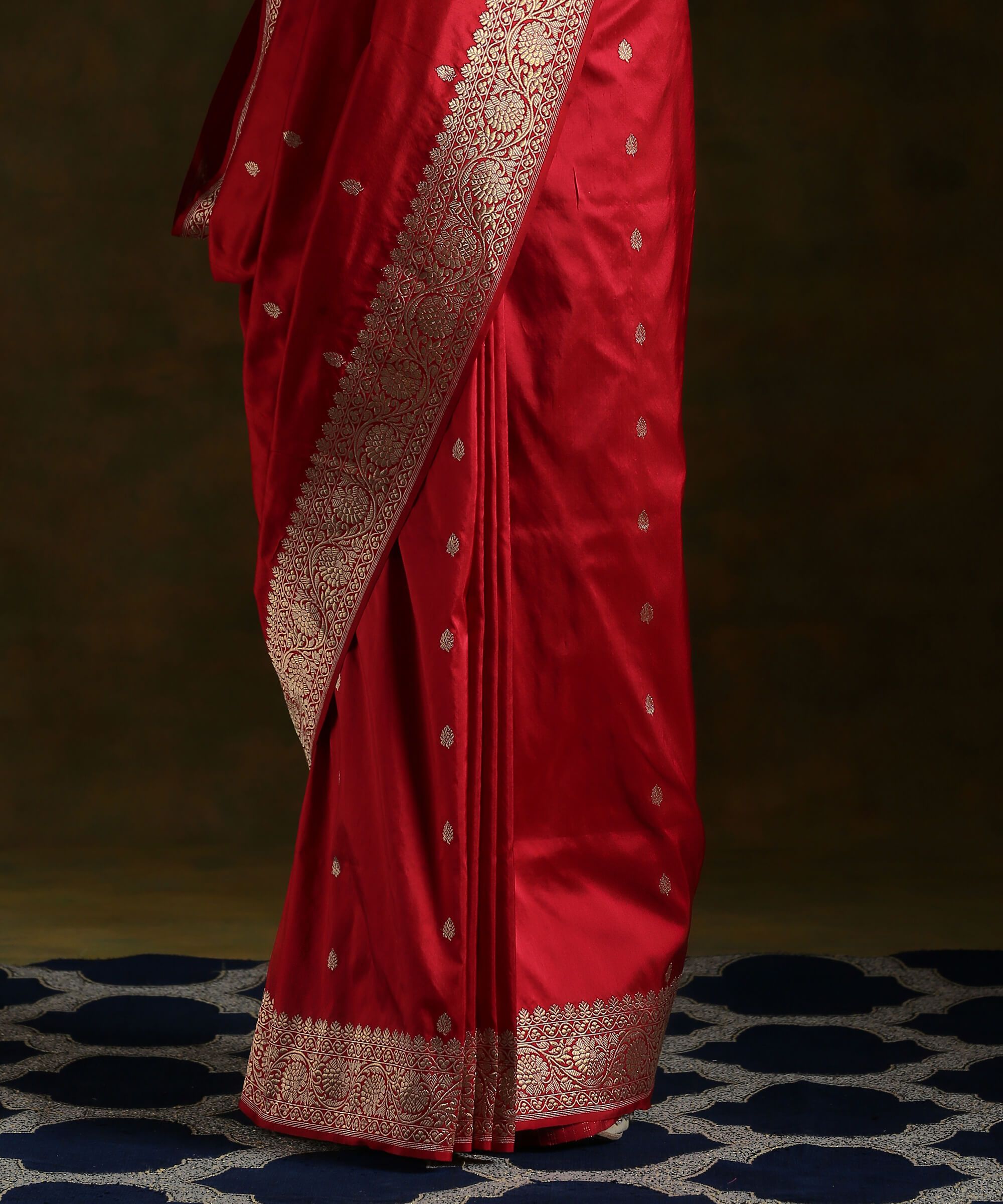 Handloom_Bridal_Red_Kadhwa_Booti_Banarasi_Saree_WeaverStory_04