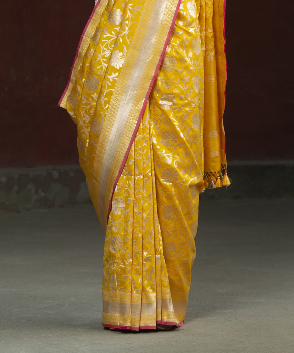 Handloom_Cutwork_Yellow_Katan_Silk_Banarasi_Saree_with_Jangla_Design_and_Pink_Selvedge_WeaverStory_04