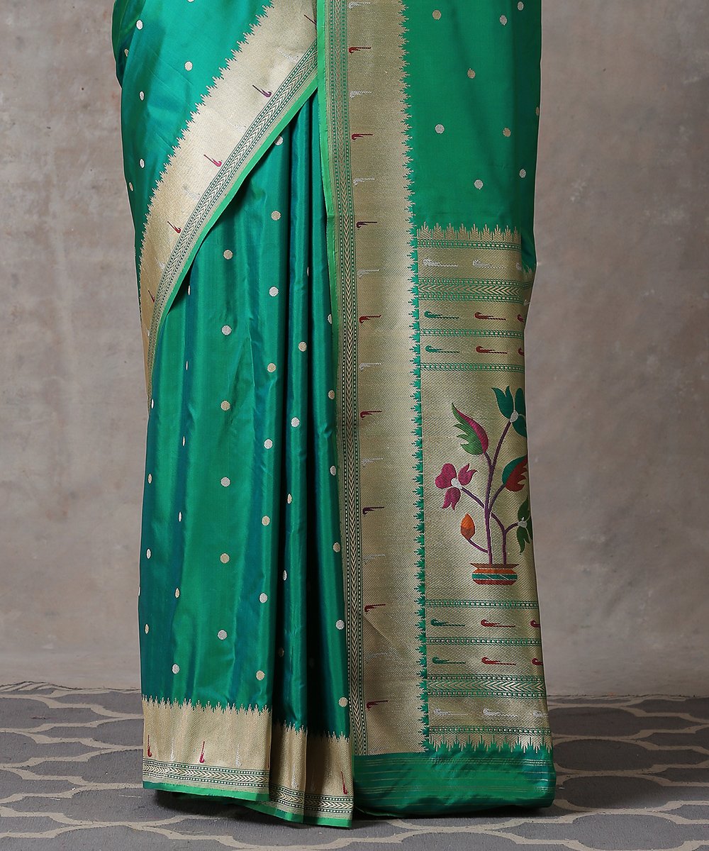 Handloom_Emerald_Green_Pure_Katan_Silk_Banarasi_Saree_With_Paithani_Border_WeaverStory_04