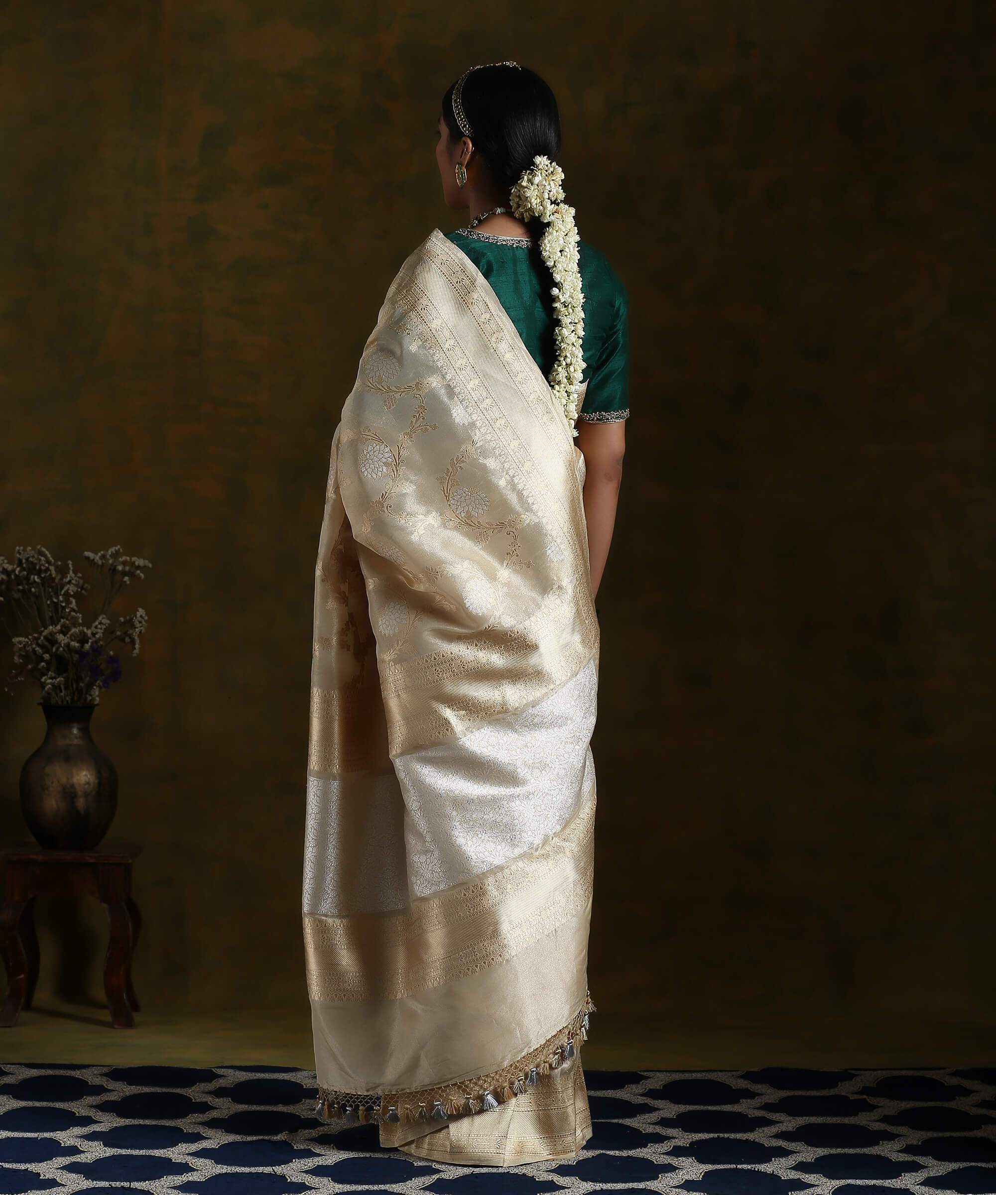 Gold_Pure_Katan_Tissue_Banarasi_Handloom_Kadhwa_Saree_WeaverStory_03