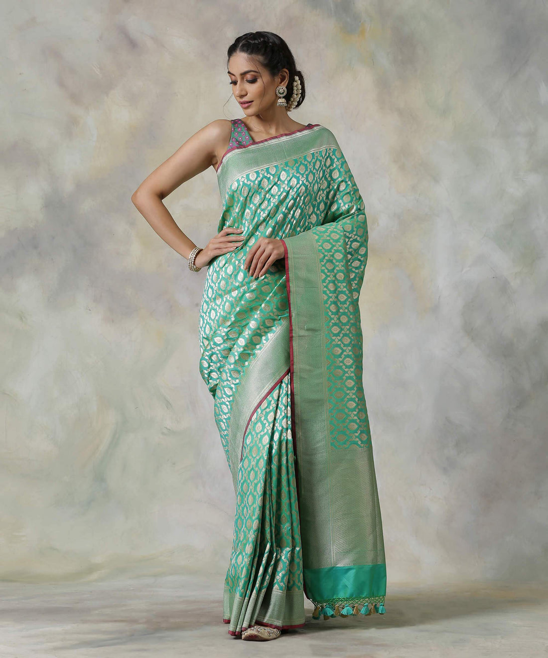Handloom_Green_Pure_Katan_Silk_Banarasi_Saree_with_Wine_Selvedge_WeaverStory_02