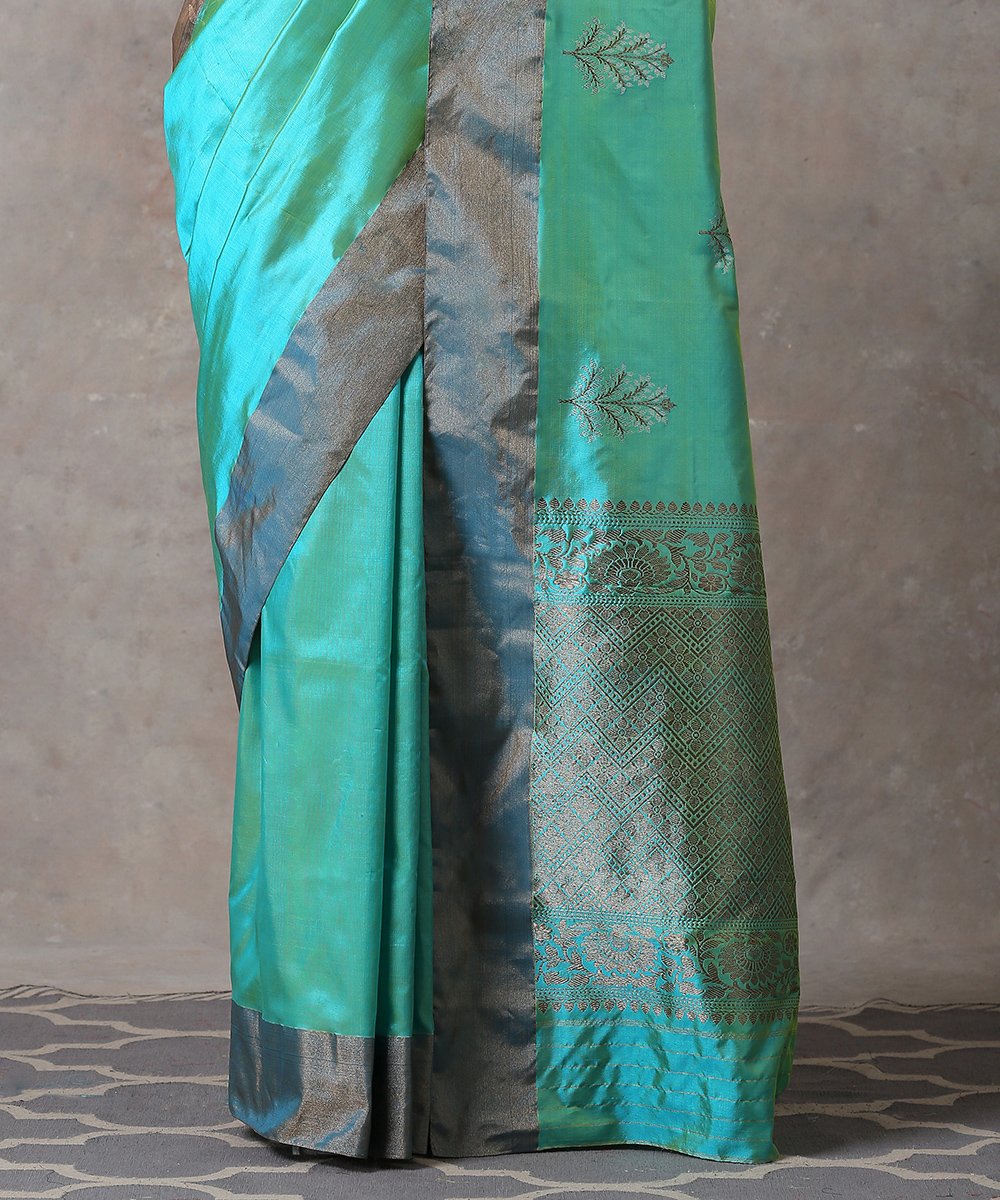 Handloom_Green_Pure_Katan_Silk_Banarasi_Saree_With_Antique_Zari_Border_Leaf_Booti_WeaverStory_04