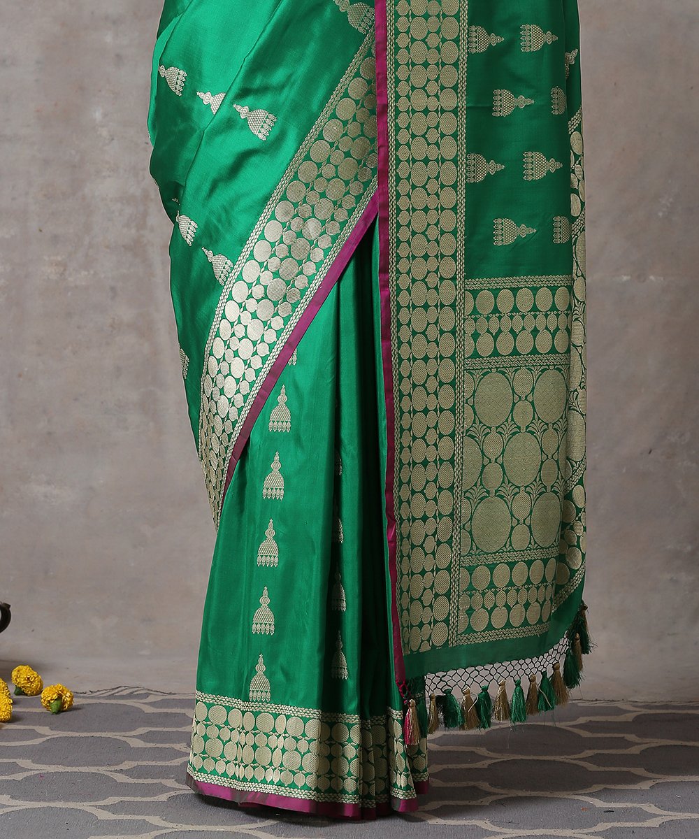 Handloom_Green_Pure_Katan_Silk_Banarasi_Saree_with_Jhumki_Booti_and_Pink_Selvedge_WeaverStory_04