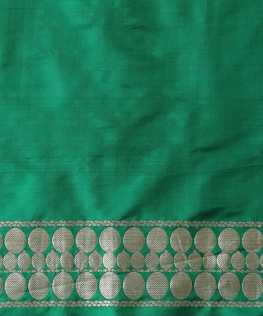 Handloom_Green_Pure_Katan_Silk_Banarasi_Saree_with_Jhumki_Booti_and_Pink_Selvedge_WeaverStory_05