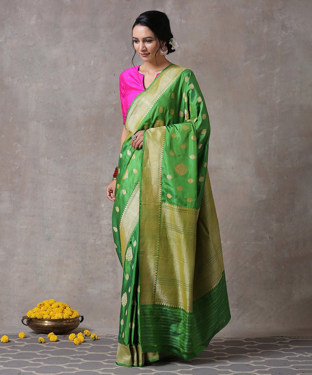 Handloom_Green_Shot_Color_Pure_Katan_Silk_Banarasi_Saree_With_Kadhwa_Boota_WeaverStory_02