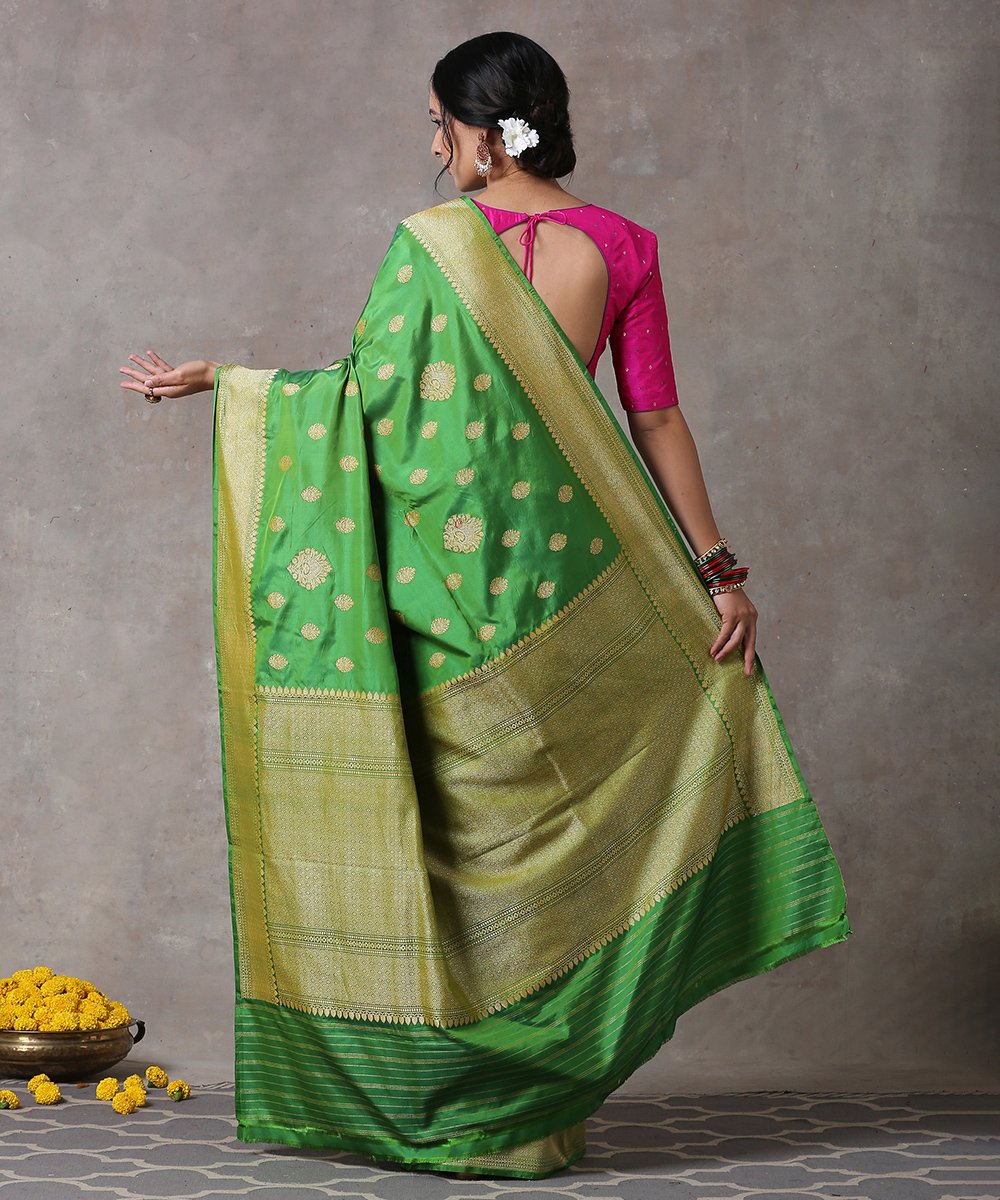 Handloom_Green_Shot_Color_Pure_Katan_Silk_Banarasi_Saree_With_Kadhwa_Boota_WeaverStory_03