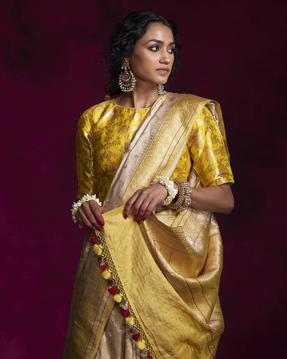 Handloom_Kadhwa_Katan_Silk_Beige_Banarasi_Jangla_Saree_with_Yellow_Border_WeaverStory_01