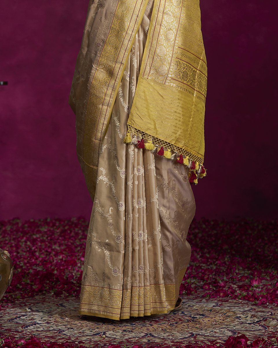 Handloom_Kadhwa_Katan_Silk_Beige_Banarasi_Jangla_Saree_with_Yellow_Border_WeaverStory_04