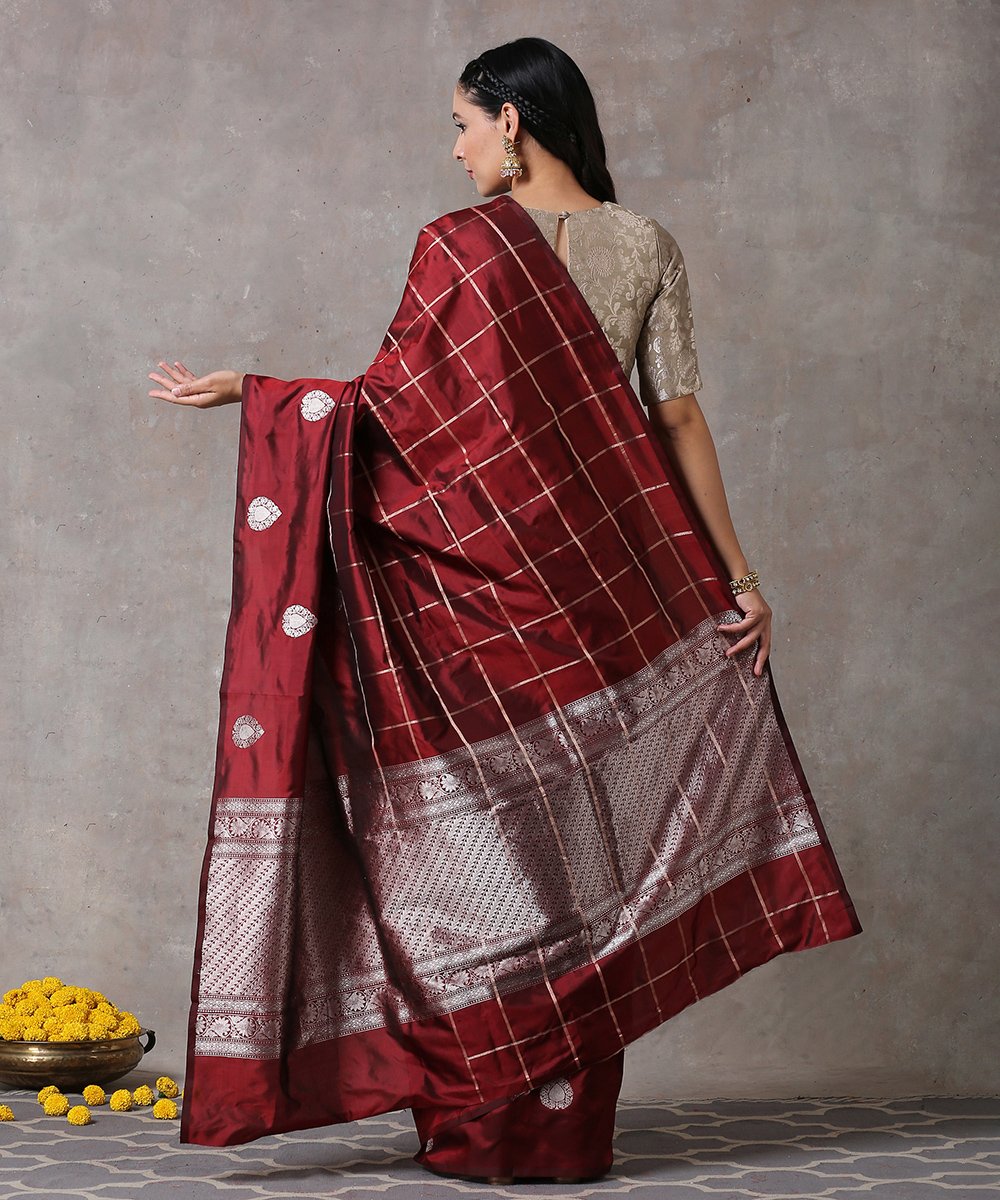 Handloom_Maroon_Pure_Katan_Silk_Banarasi_Saree_With_Checks_And_Silver_Zari_Kadhwa_Boota_WeaverStory_03