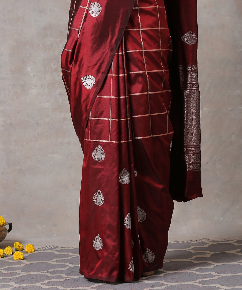 Handloom_Maroon_Pure_Katan_Silk_Banarasi_Saree_With_Checks_And_Silver_Zari_Kadhwa_Boota_WeaverStory_04