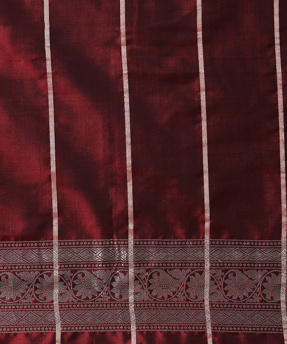 Handloom_Maroon_Pure_Katan_Silk_Banarasi_Saree_With_Checks_And_Silver_Zari_Kadhwa_Boota_WeaverStory_05