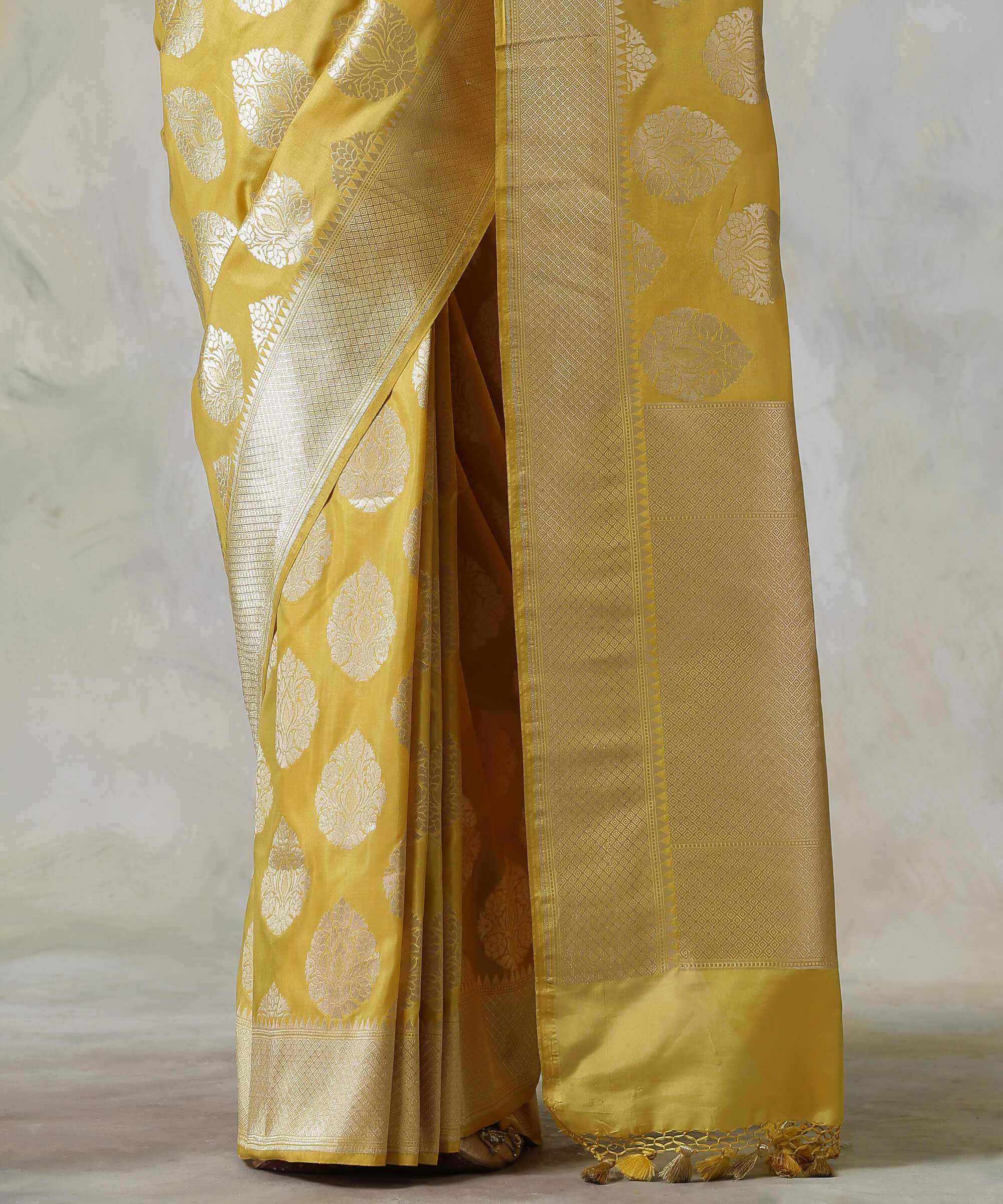 Handloom_Banarasi_Pure_Katan_Silk_Saree_with_Zari_Motifs_WeaverStory_04
