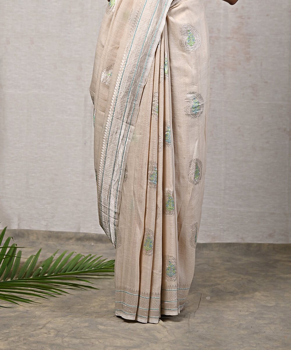 Handloom_Tusser_Beige_Kadhwa_Booti_Georgette_Banarasi_Saree_with_Paisleys_WeaverStory_04