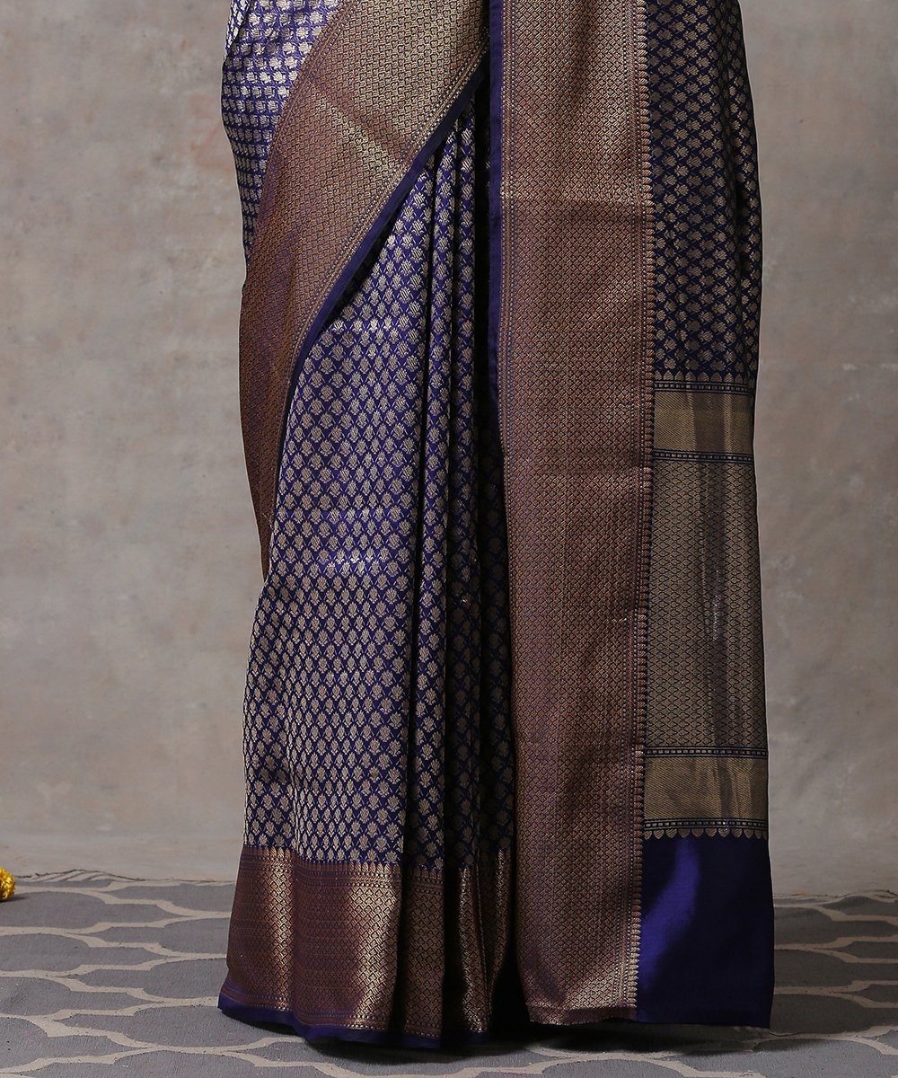 Handloom_Navy_Blue_Pure_Katan_Silk_Small_Booti_Tanchoi_Banarasi_Saree_With_Antique_Zari_Border_WeaverStory_04